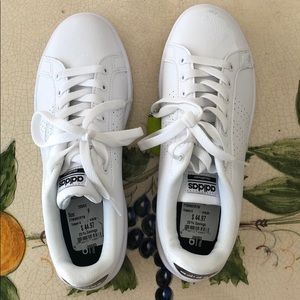 NWT Adidas white sneakers! 💟